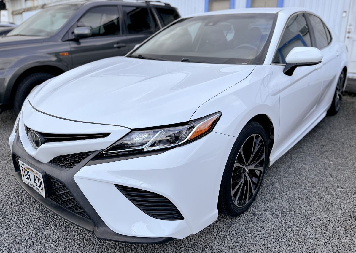 2018 Toyota Camry SE photo 1